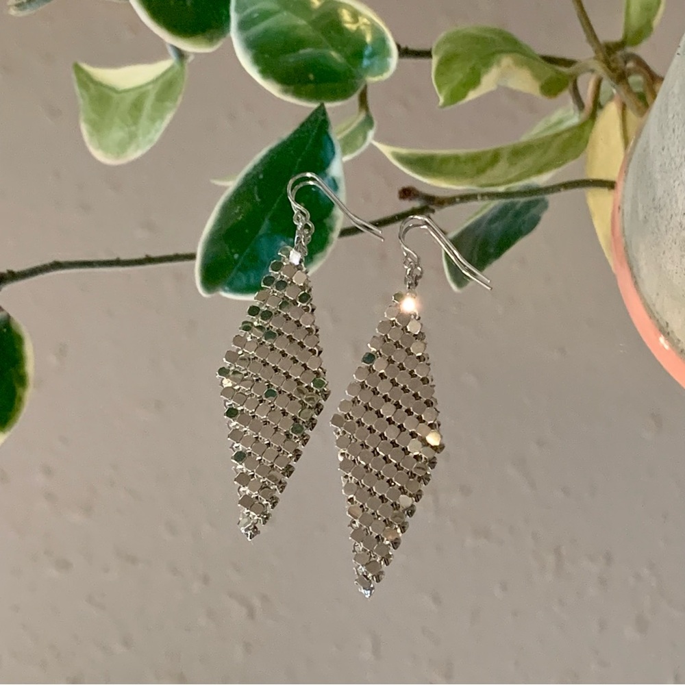 Silver diamond-shaped chandelier earrings 🪩✨